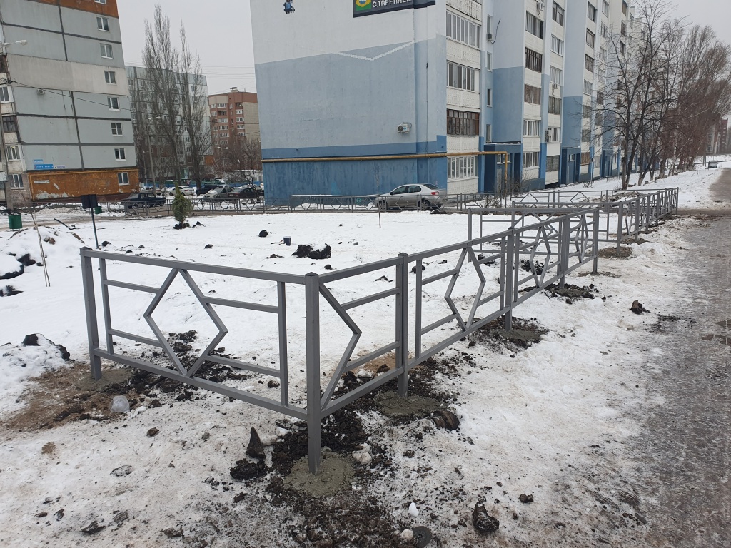Зеленый уголок установленное ограждение.jpg